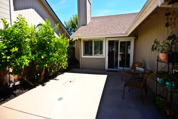 Pleasanton Single Level home with backyard garden